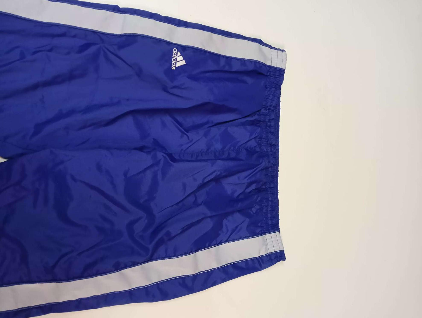 Entdecke unsere Vintage Track Pants von Nike und anderen Marken, erhältlich bei Valuxery.de - Dein Shop für trendige Vintage - Kleidung. Unsere Track Pants sind aus hochwertigen Materialien und