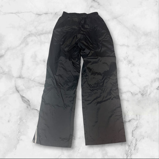 Entdecke unsere Vintage Track Pants von Nike und anderen Marken, erhältlich bei Valuxery.de - Dein Shop für trendige Vintage - Kleidung. Unsere Track Pants sind aus hochwertigen Materialien und
