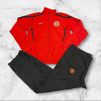 Entdecke unsere Vintage Track Pants von Nike und anderen Marken, erhältlich bei Valuxery.de - Dein Shop für trendige Vintage - Kleidung. Unsere Track Pants sind aus hochwertigen Materialien und