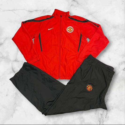 Entdecke unsere Vintage Track Pants von Nike und anderen Marken, erhältlich bei Valuxery.de - Dein Shop für trendige Vintage - Kleidung. Unsere Track Pants sind aus hochwertigen Materialien und