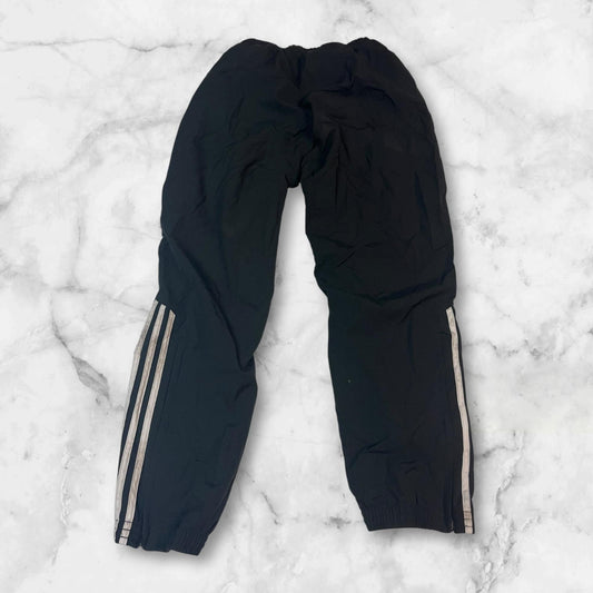 Entdecke unsere Vintage Track Pants von Nike und anderen Marken, erhältlich bei Valuxery.de - Dein Shop für trendige Vintage - Kleidung. Unsere Track Pants sind aus hochwertigen Materialien und