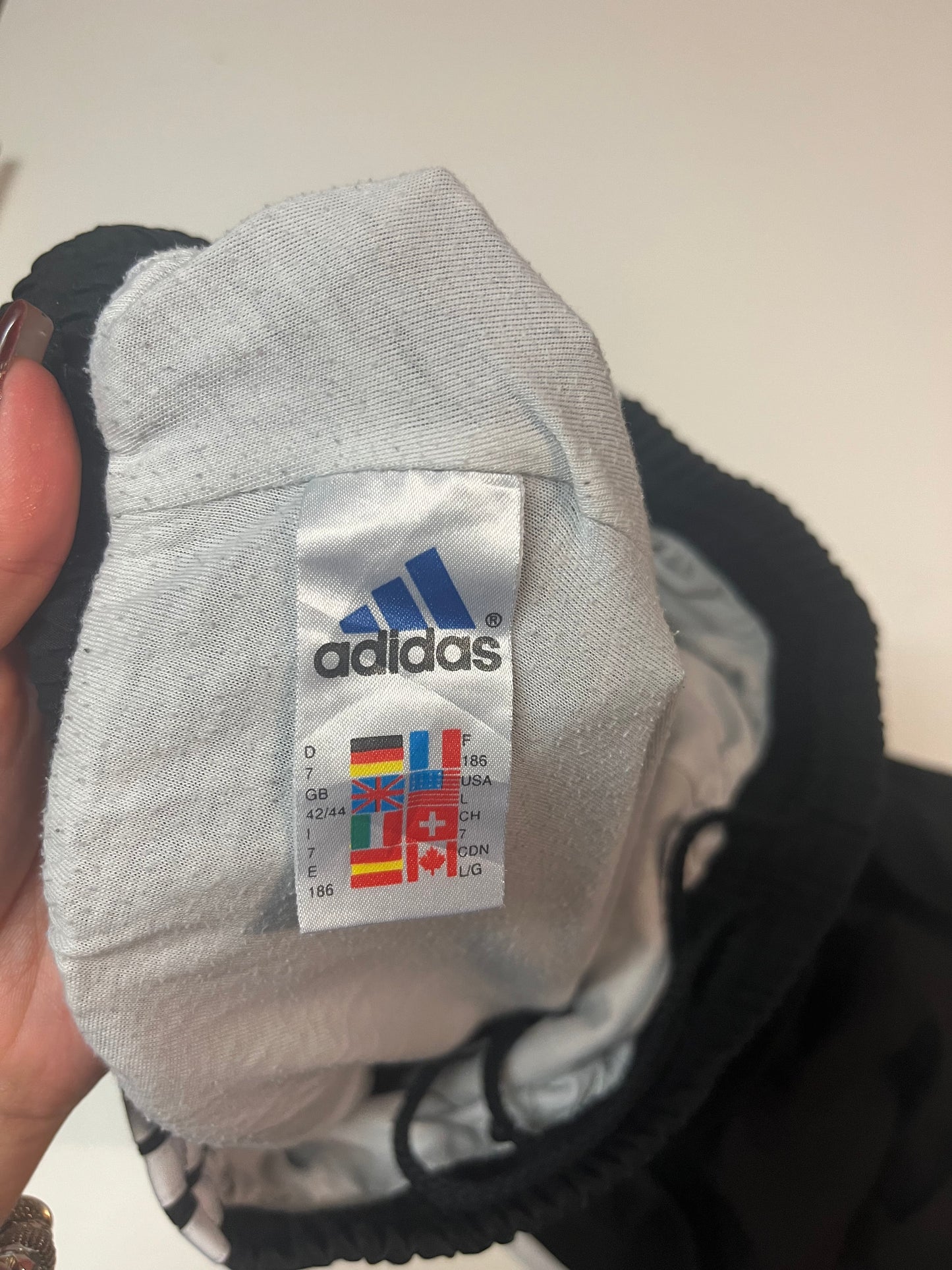 Entdecke unsere Vintage Track Pants von Nike und anderen Marken, erhältlich bei Valuxery.de - Dein Shop für trendige Vintage - Kleidung. Unsere Track Pants sind aus hochwertigen Materialien und