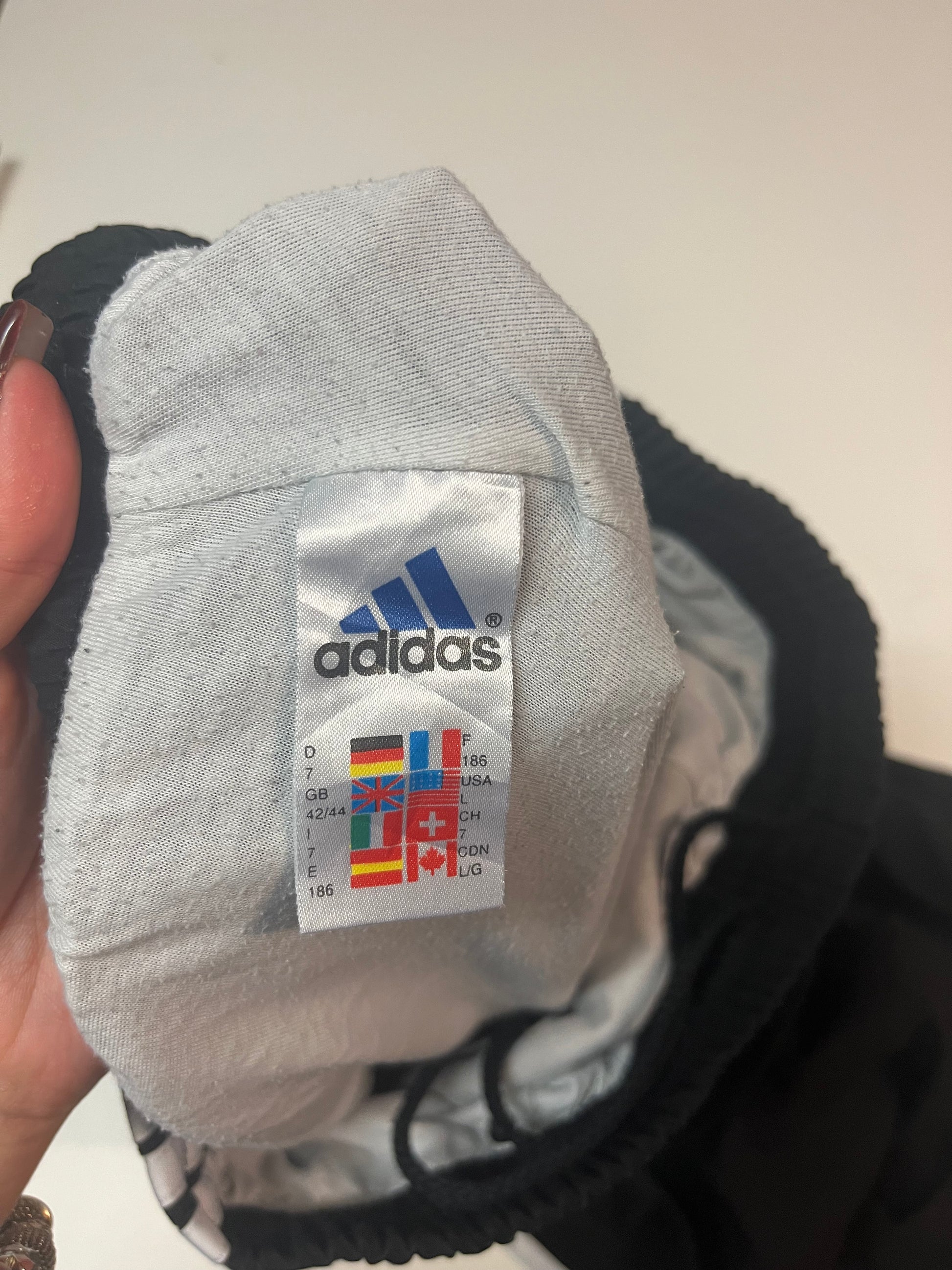 Entdecke unsere Vintage Track Pants von Nike und anderen Marken, erhältlich bei Valuxery.de - Dein Shop für trendige Vintage - Kleidung. Unsere Track Pants sind aus hochwertigen Materialien und