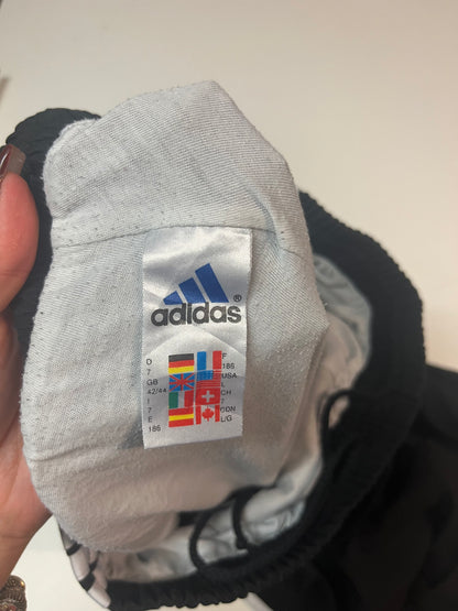 Entdecke unsere Vintage Track Pants von Nike und anderen Marken, erhältlich bei Valuxery.de - Dein Shop für trendige Vintage - Kleidung. Unsere Track Pants sind aus hochwertigen Materialien und