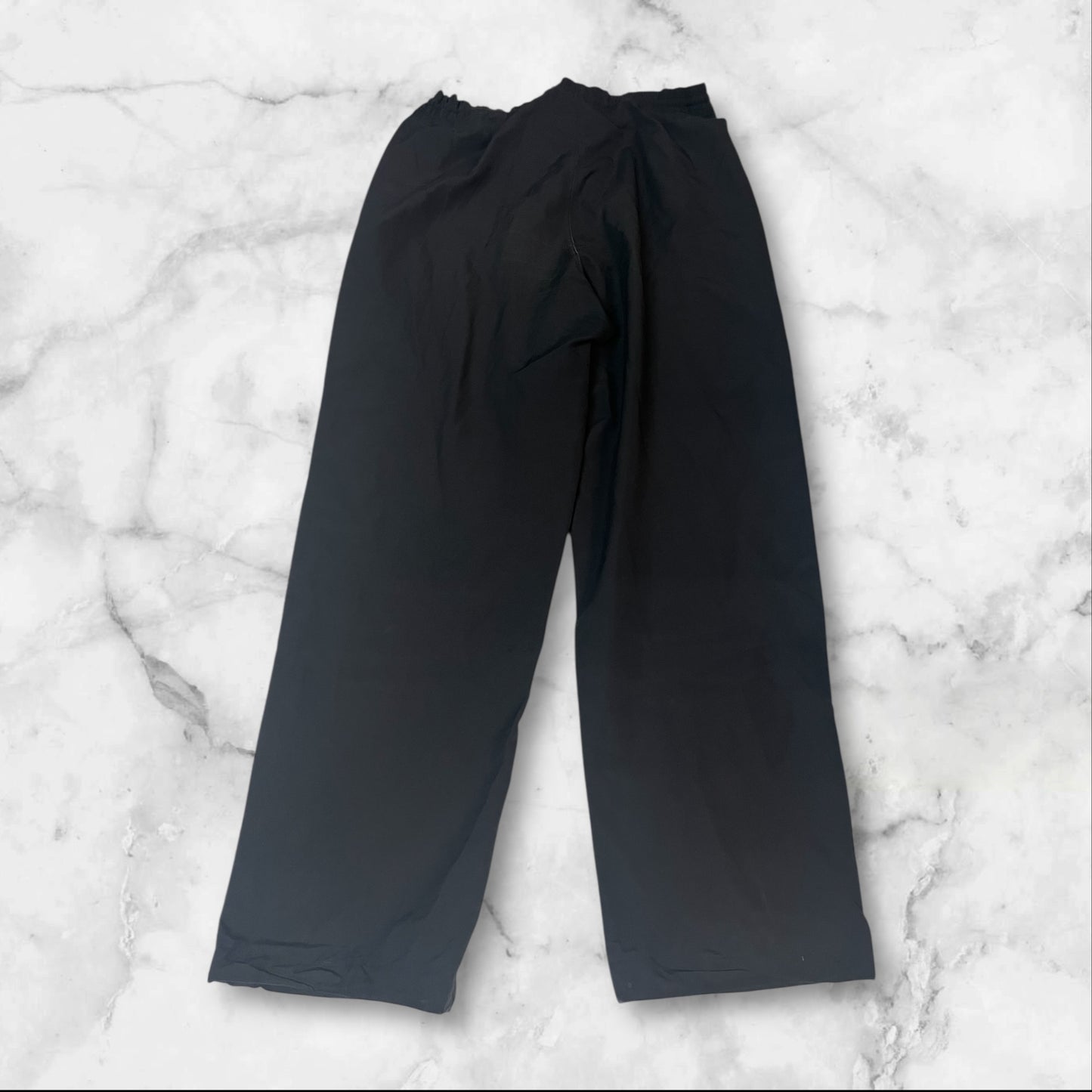 Entdecke unsere Vintage Track Pants von Nike und anderen Marken, erhältlich bei Valuxery.de - Dein Shop für trendige Vintage - Kleidung. Unsere Track Pants sind aus hochwertigen Materialien und