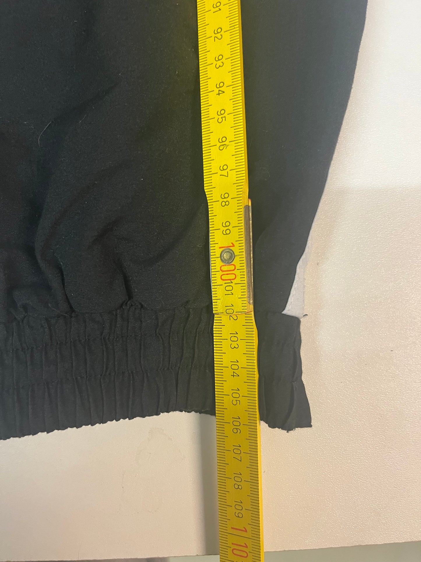 Entdecke unsere Vintage Track Pants von Nike und anderen Marken, erhältlich bei Valuxery.de - Dein Shop für trendige Vintage - Kleidung. Unsere Track Pants sind aus hochwertigen Materialien und