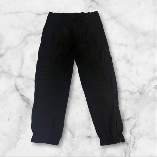 Entdecke unsere Vintage Track Pants von Nike und anderen Marken, erhältlich bei Valuxery.de - Dein Shop für trendige Vintage - Kleidung. Unsere Track Pants sind aus hochwertigen Materialien und