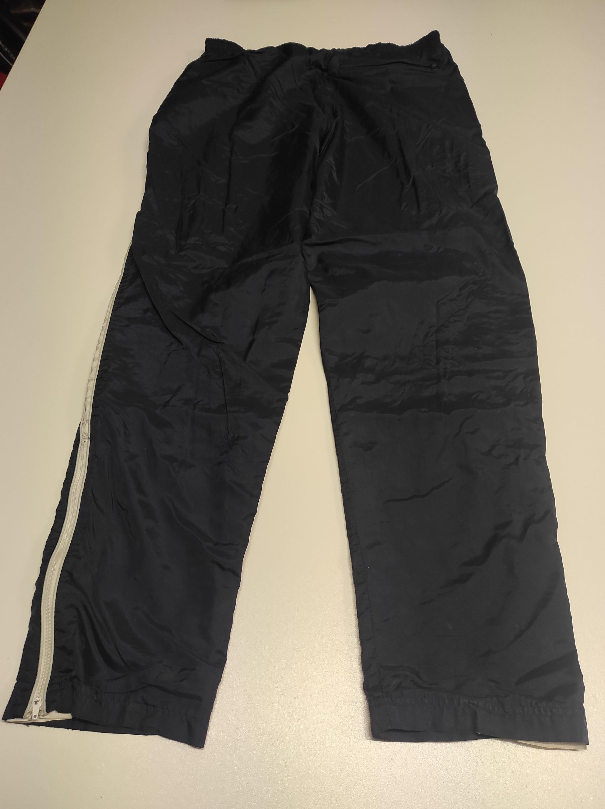 Entdecke unsere Vintage Track Pants von Nike und anderen Marken, erhältlich bei Valuxery.de - Dein Shop für trendige Vintage - Kleidung. Unsere Track Pants sind aus hochwertigen Materialien und