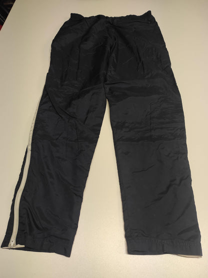 Entdecke unsere Vintage Track Pants von Nike und anderen Marken, erhältlich bei Valuxery.de - Dein Shop für trendige Vintage - Kleidung. Unsere Track Pants sind aus hochwertigen Materialien und