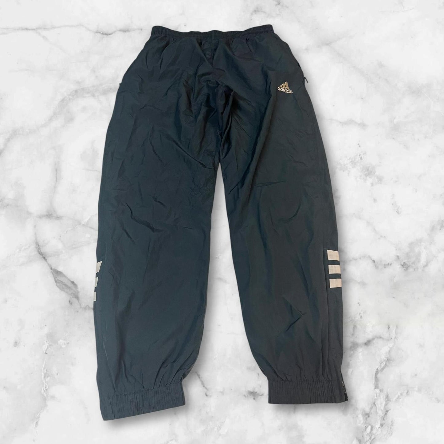 Entdecke unsere Vintage Track Pants von Nike und anderen Marken, erhältlich bei Valuxery.de - Dein Shop für trendige Vintage - Kleidung. Unsere Track Pants sind aus hochwertigen Materialien und