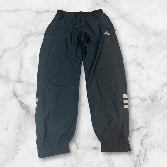 Entdecke unsere Vintage Track Pants von Nike und anderen Marken, erhältlich bei Valuxery.de - Dein Shop für trendige Vintage - Kleidung. Unsere Track Pants sind aus hochwertigen Materialien und