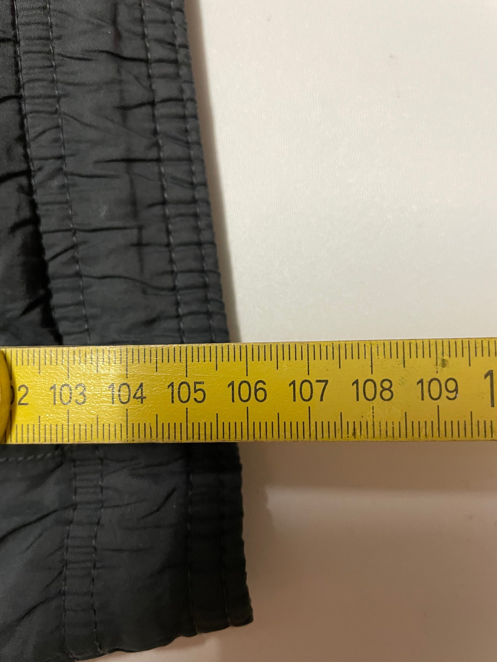 Entdecke unsere Vintage Track Pants von Nike und anderen Marken, erhältlich bei Valuxery.de - Dein Shop für trendige Vintage - Kleidung. Unsere Track Pants sind aus hochwertigen Materialien und