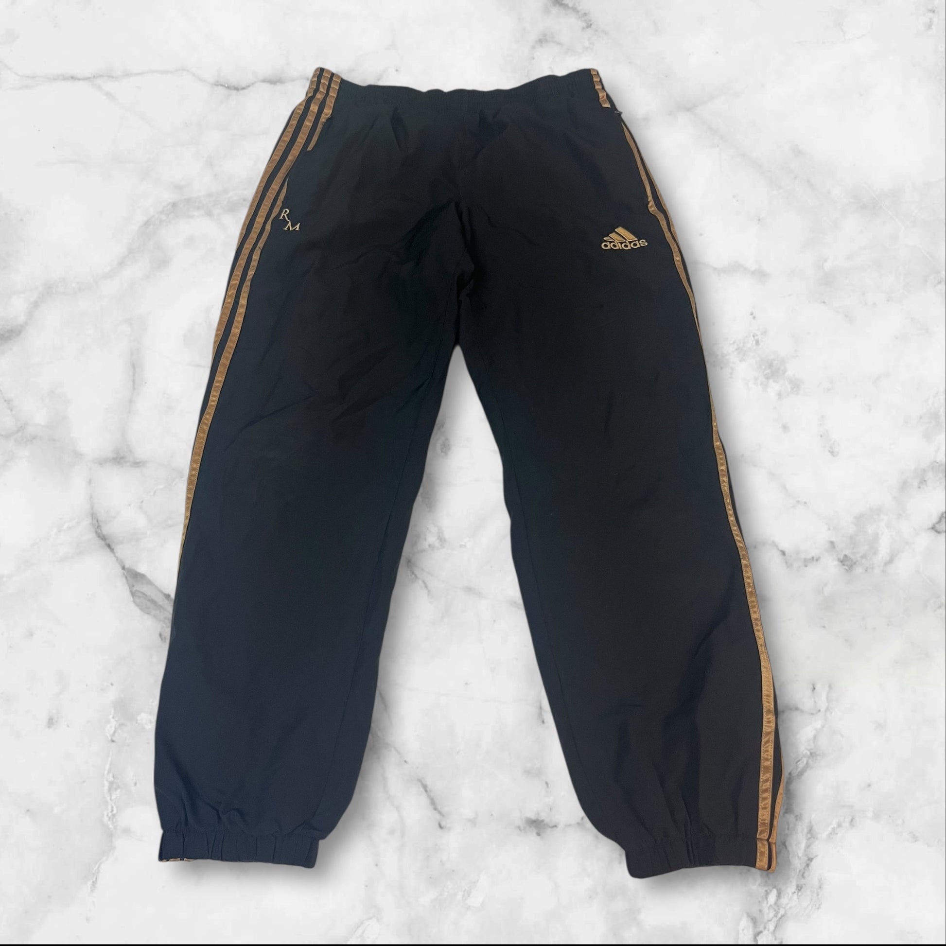 Entdecke unsere Vintage Track Pants von Nike und anderen Marken, erhältlich bei Valuxery.de - Dein Shop für trendige Vintage - Kleidung. Unsere Track Pants sind aus hochwertigen Materialien und