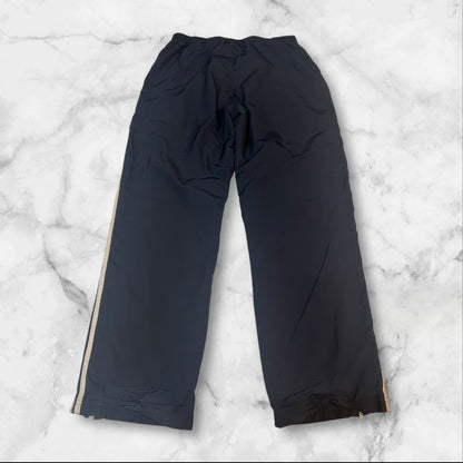Entdecke unsere Vintage Track Pants von Nike und anderen Marken, erhältlich bei Valuxery.de - Dein Shop für trendige Vintage - Kleidung. Unsere Track Pants sind aus hochwertigen Materialien und