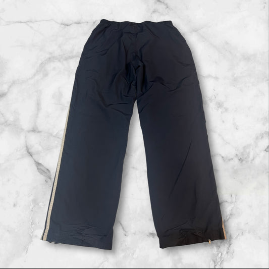 Entdecke unsere Vintage Track Pants von Nike und anderen Marken, erhältlich bei Valuxery.de - Dein Shop für trendige Vintage - Kleidung. Unsere Track Pants sind aus hochwertigen Materialien und