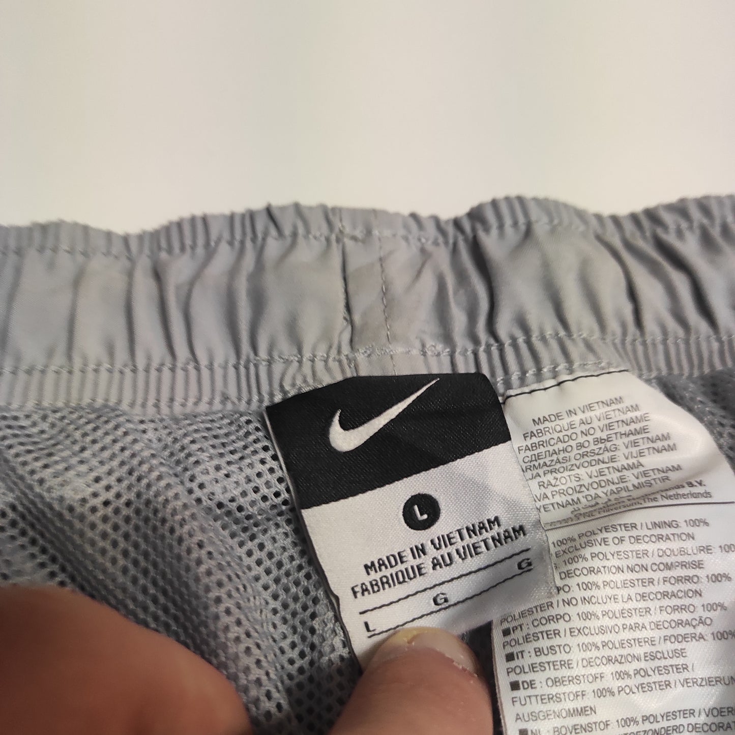 Entdecke unsere Vintage Track Pants von Nike und anderen Marken, erhältlich bei Valuxery.de - Dein Shop für trendige Vintage - Kleidung. Unsere Track Pants sind aus hochwertigen Materialien und