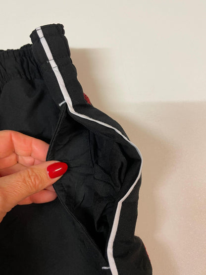 Entdecke unsere Vintage Track Pants von Nike und anderen Marken, erhältlich bei Valuxery.de - Dein Shop für trendige Vintage - Kleidung. Unsere Track Pants sind aus hochwertigen Materialien und