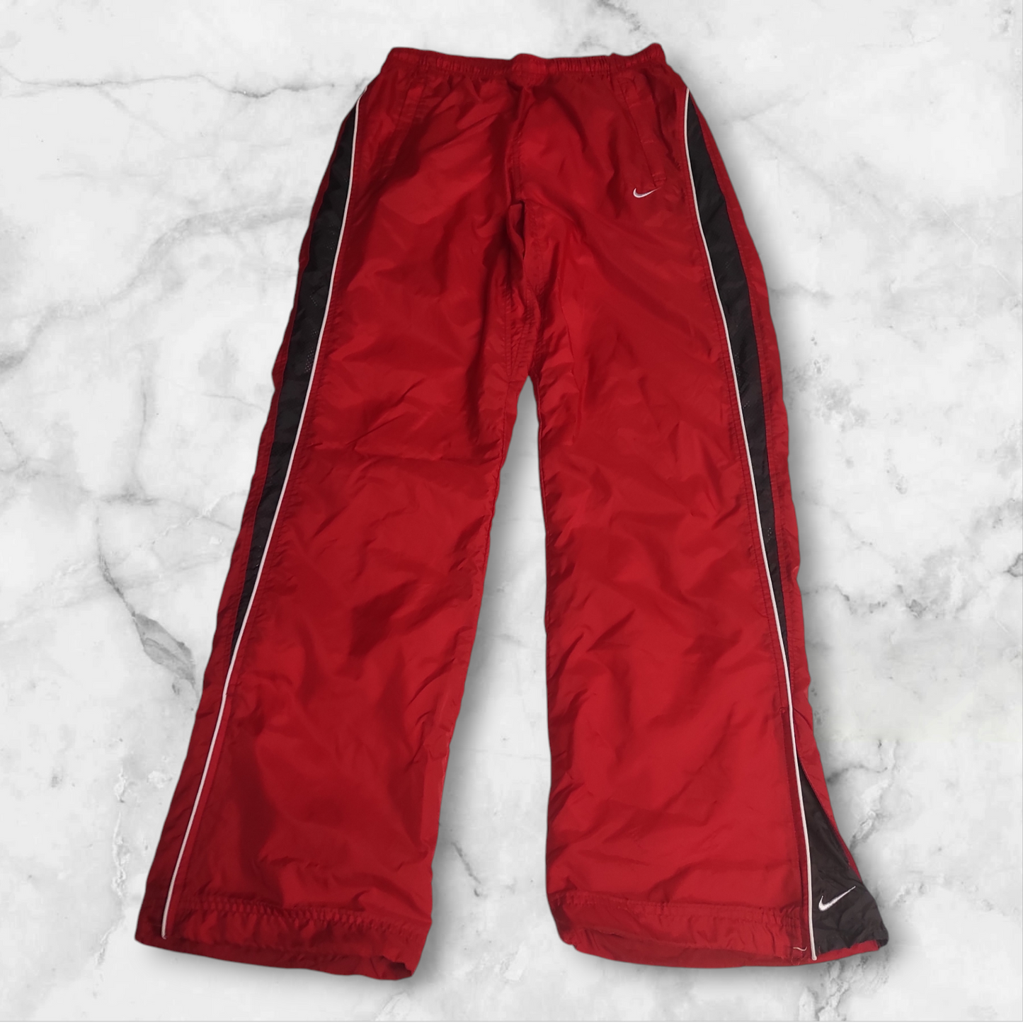 Entdecke unsere Vintage Track Pants von Nike und anderen Marken, erhältlich bei Valuxery.de - Dein Shop für trendige Vintage - Kleidung. Unsere Track Pants sind aus hochwertigen Materialien und