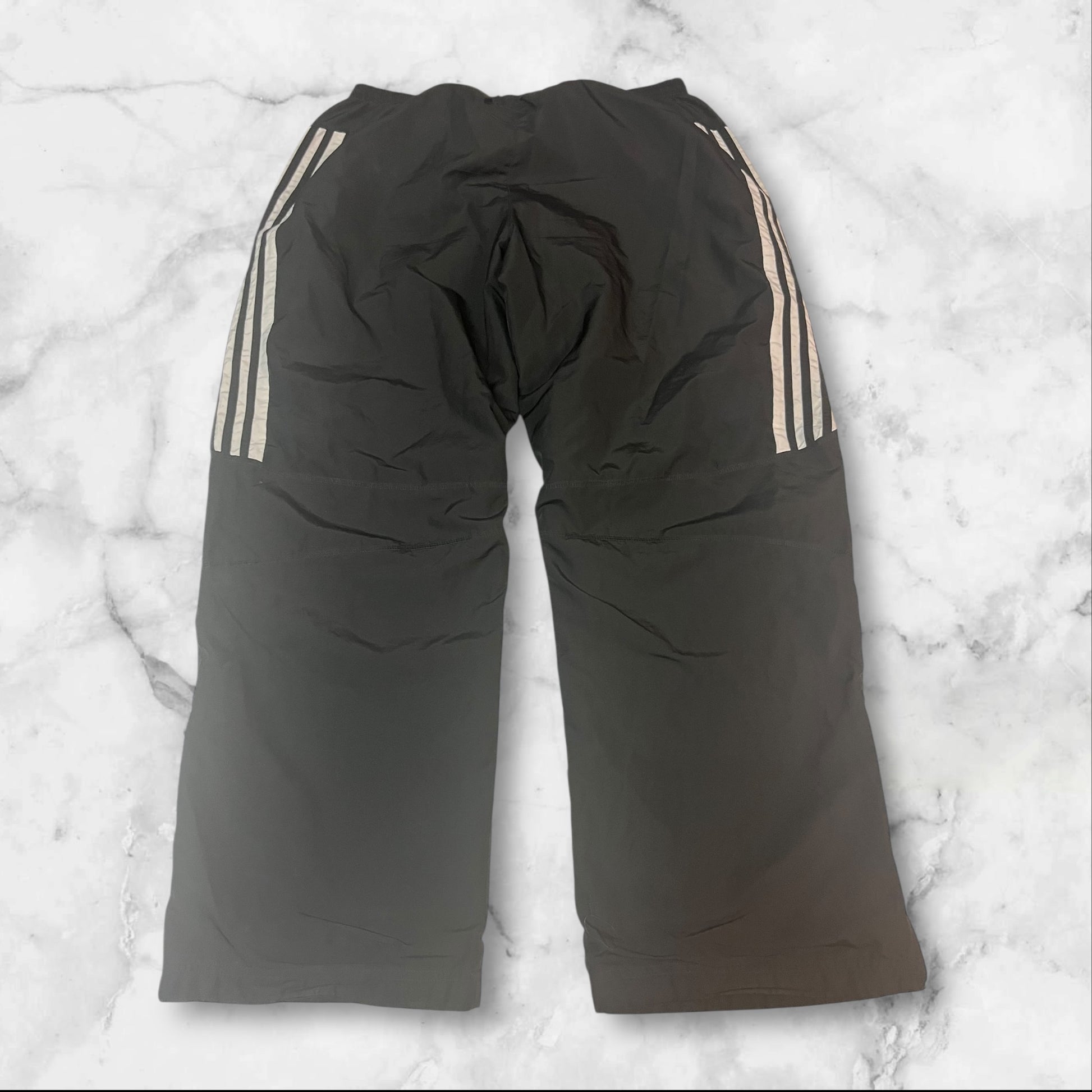 Entdecke unsere Vintage Track Pants von Nike und anderen Marken, erhältlich bei Valuxery.de - Dein Shop für trendige Vintage - Kleidung. Unsere Track Pants sind aus hochwertigen Materialien und