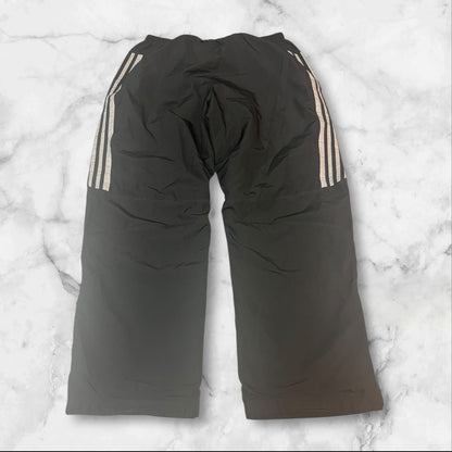 Entdecke unsere Vintage Track Pants von Nike und anderen Marken, erhältlich bei Valuxery.de - Dein Shop für trendige Vintage - Kleidung. Unsere Track Pants sind aus hochwertigen Materialien und