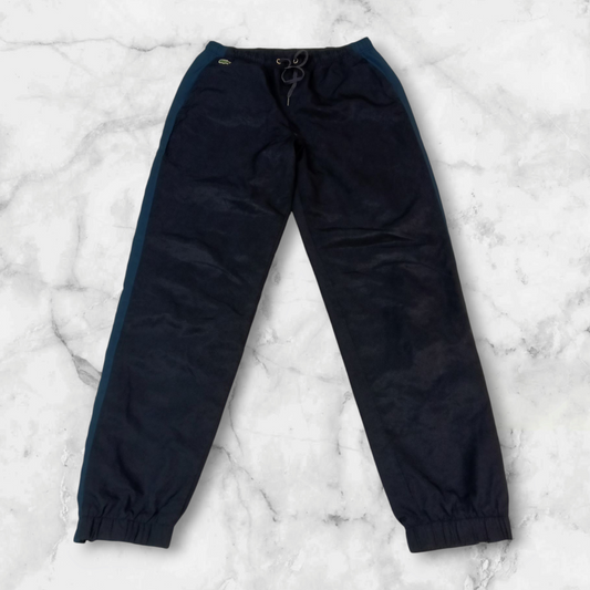 Entdecke unsere Vintage Track Pants von Nike und anderen Marken, erhältlich bei Valuxery.de - Dein Shop für trendige Vintage - Kleidung. Unsere Track Pants sind aus hochwertigen Materialien und