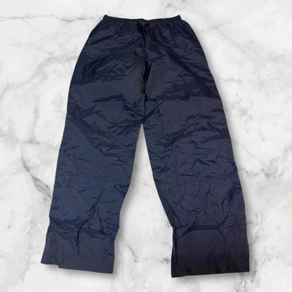 Entdecke unsere Vintage Track Pants von Nike und anderen Marken, erhältlich bei Valuxery.de - Dein Shop für trendige Vintage - Kleidung. Unsere Track Pants sind aus hochwertigen Materialien und