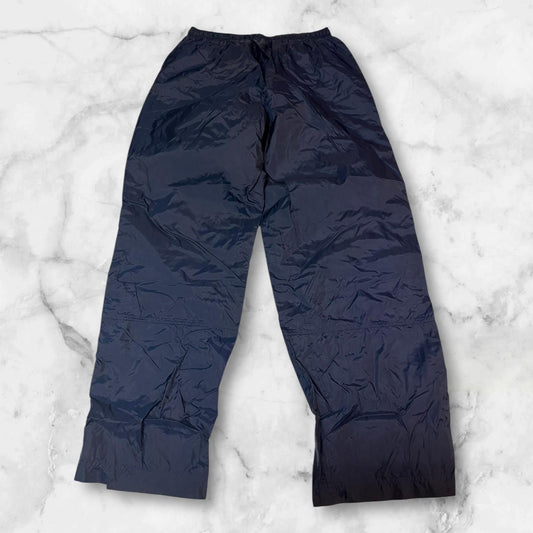 Entdecke unsere Vintage Track Pants von Nike und anderen Marken, erhältlich bei Valuxery.de - Dein Shop für trendige Vintage - Kleidung. Unsere Track Pants sind aus hochwertigen Materialien und