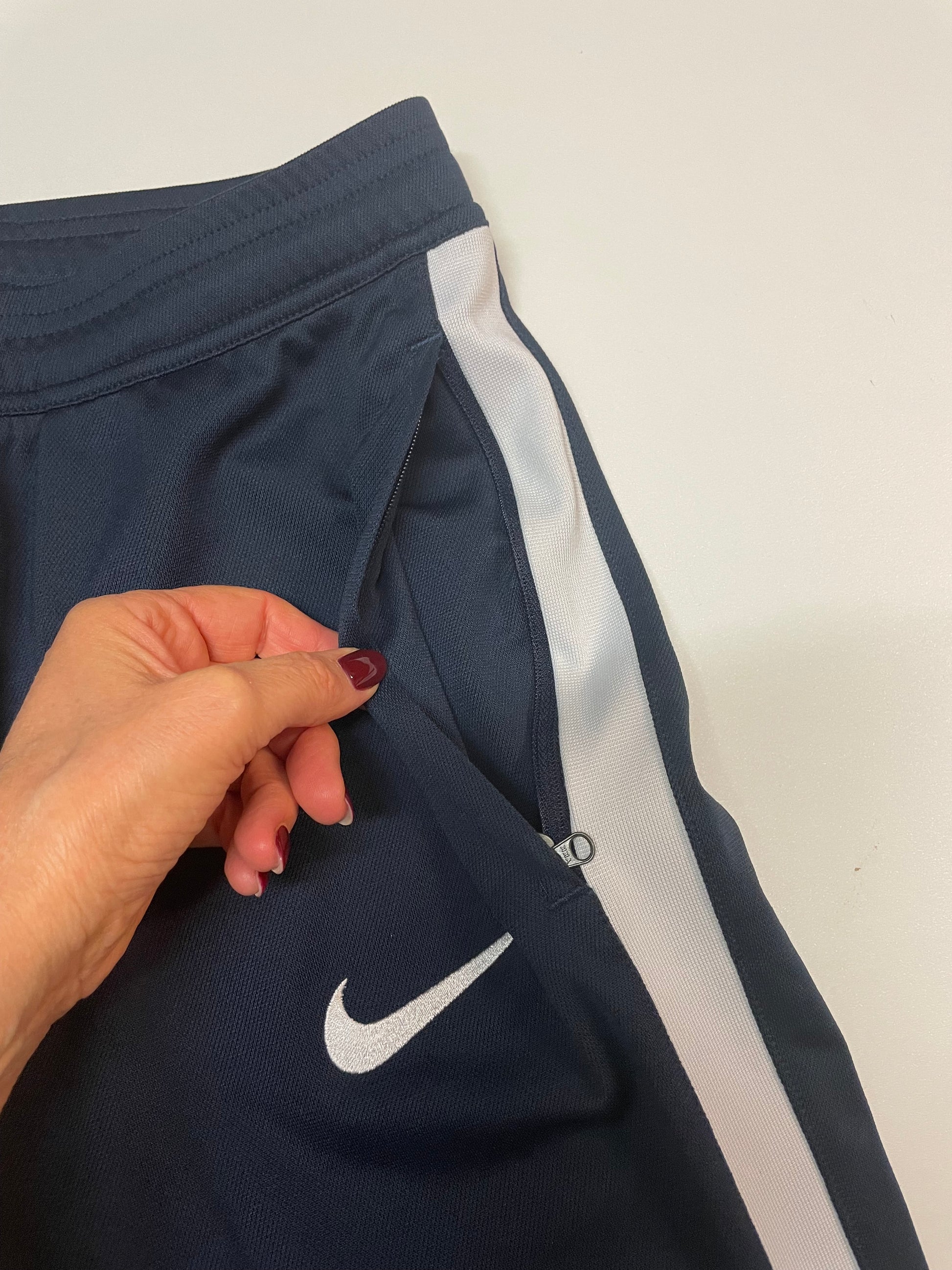 Entdecke unsere Vintage Track Pants von Nike und anderen Marken, erhältlich bei Valuxery.de - Dein Shop für trendige Vintage - Kleidung. Unsere Track Pants sind aus hochwertigen Materialien und