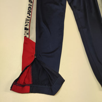 Entdecke unsere Vintage Track Pants von Nike und anderen Marken, erhältlich bei Valuxery.de - Dein Shop für trendige Vintage - Kleidung. Unsere Track Pants sind aus hochwertigen Materialien und