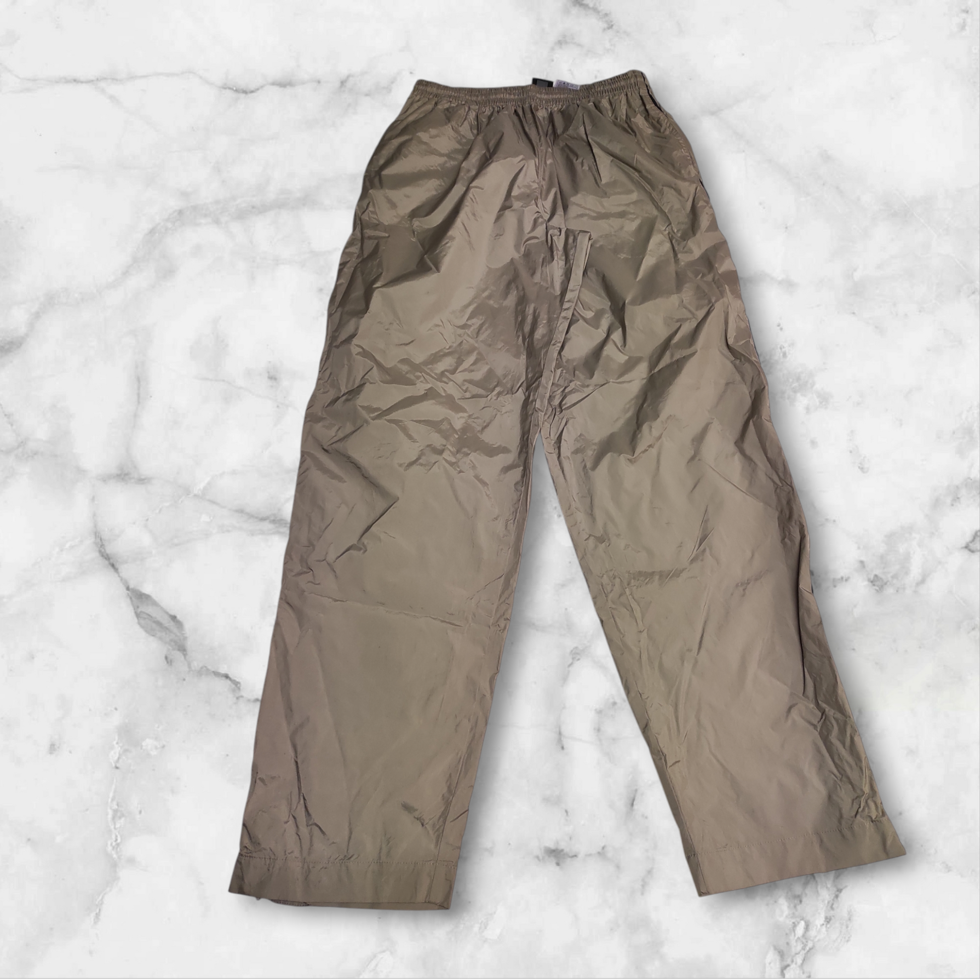 Entdecke unsere Vintage Track Pants von Nike und anderen Marken, erhältlich bei Valuxery.de - Dein Shop für trendige Vintage - Kleidung. Unsere Track Pants sind aus hochwertigen Materialien und
