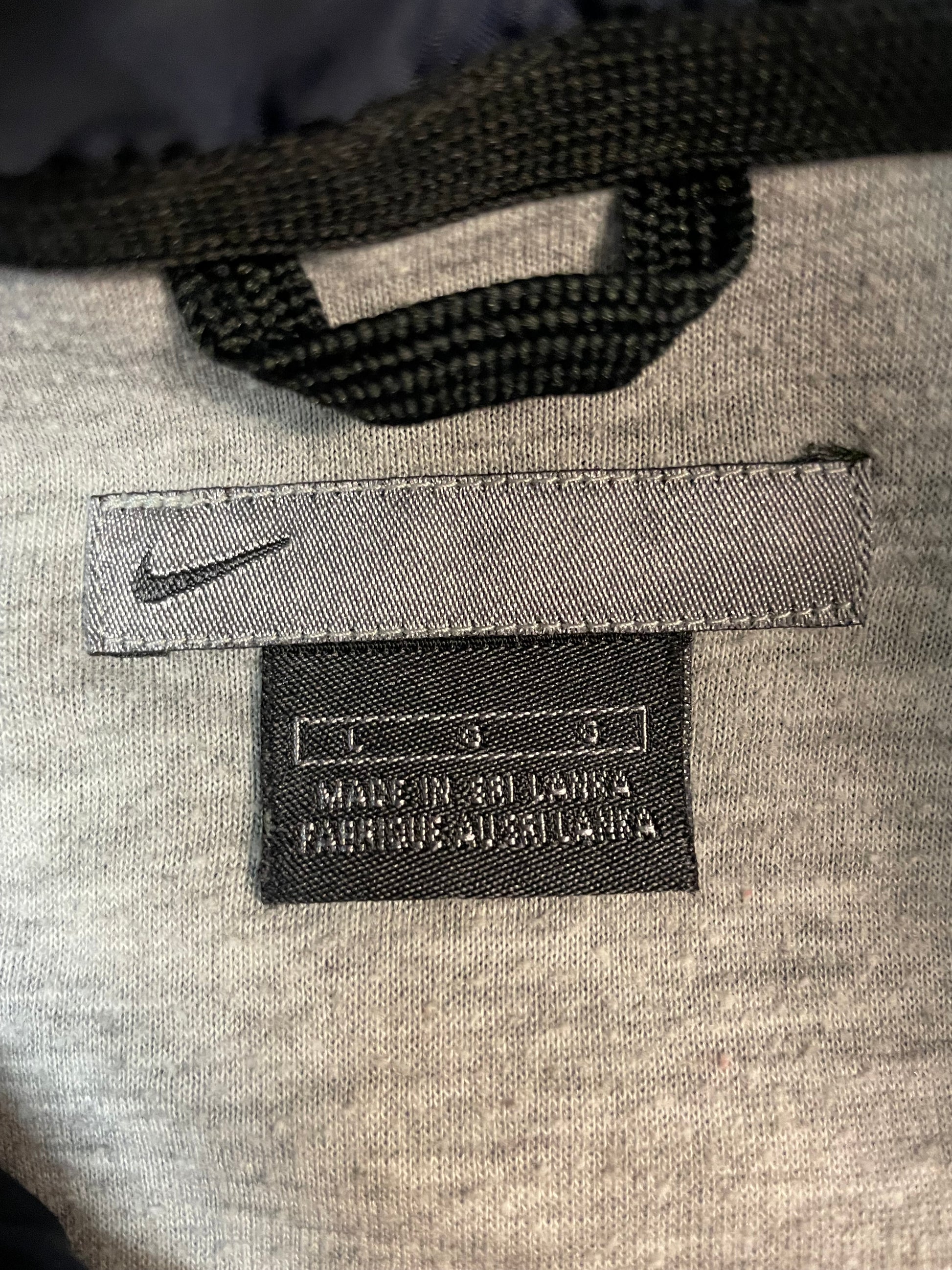 Entdecke unsere Vintage Track Pants von Nike und anderen Marken, erhältlich bei Valuxery.de - Dein Shop für trendige Vintage - Kleidung. Unsere Track Pants sind aus hochwertigen Materialien und