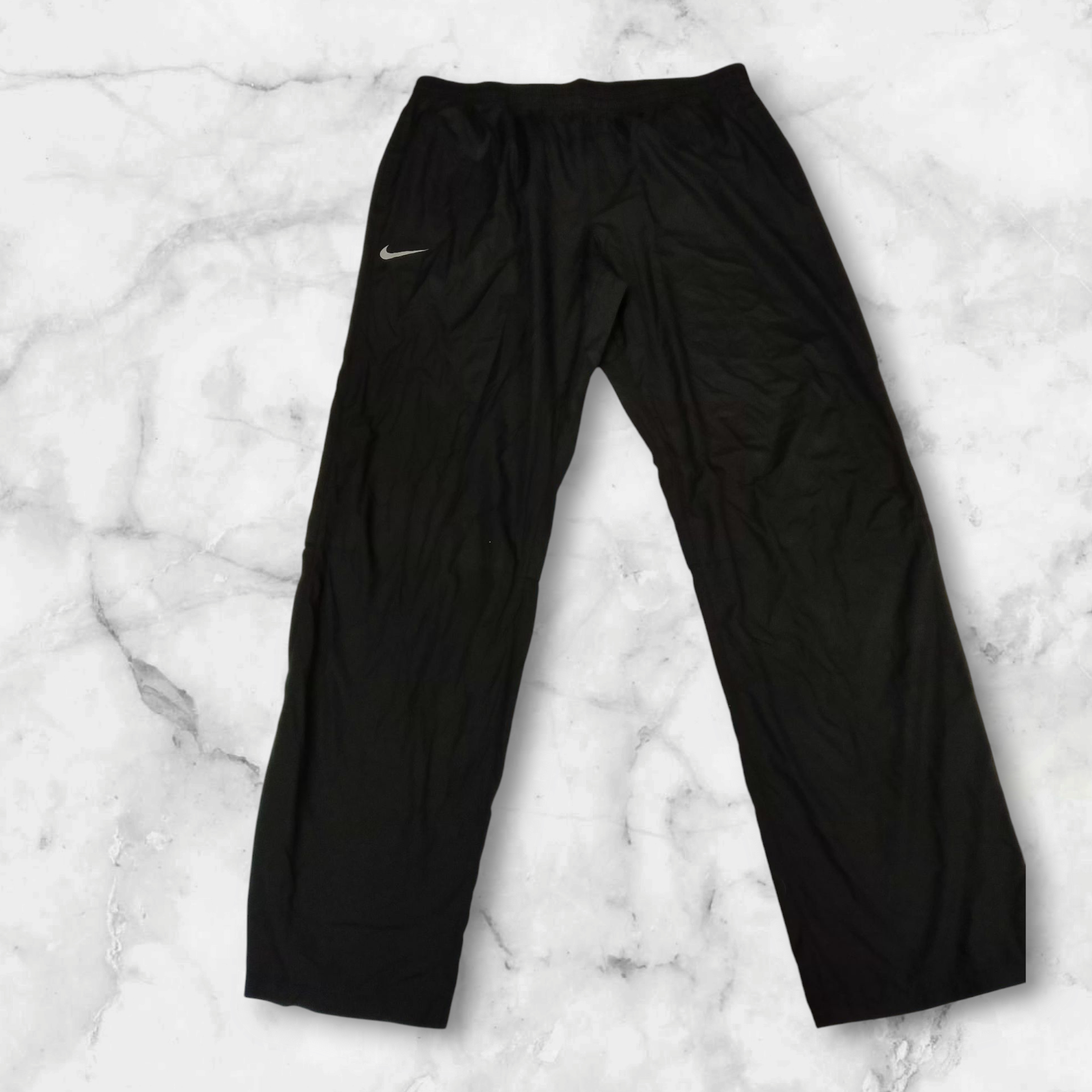 Entdecke unsere Vintage Track Pants von Nike und anderen Marken, erhältlich bei Valuxery.de - Dein Shop für trendige Vintage - Kleidung. Unsere Track Pants sind aus hochwertigen Materialien und