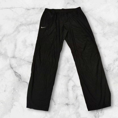 Entdecke unsere Vintage Track Pants von Nike und anderen Marken, erhältlich bei Valuxery.de - Dein Shop für trendige Vintage - Kleidung. Unsere Track Pants sind aus hochwertigen Materialien und