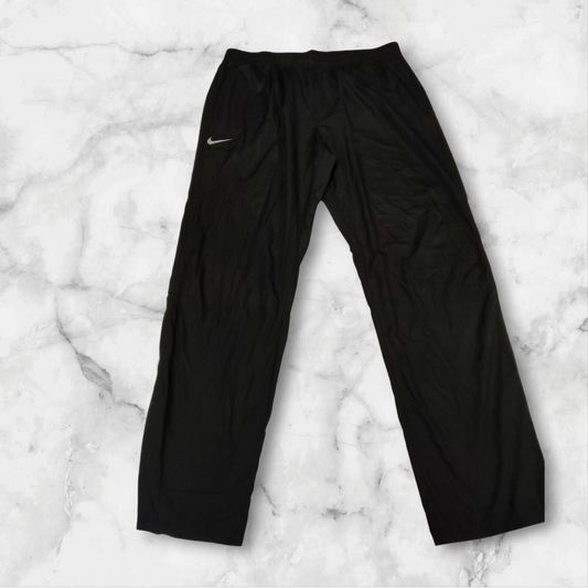 Entdecke unsere Vintage Track Pants von Nike und anderen Marken, erhältlich bei Valuxery.de - Dein Shop für trendige Vintage - Kleidung. Unsere Track Pants sind aus hochwertigen Materialien und