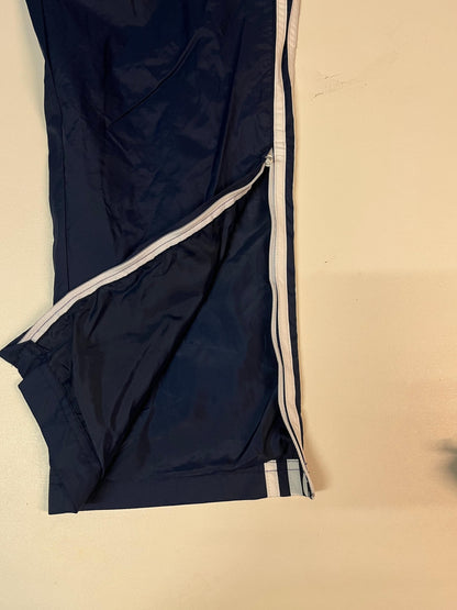 Entdecke unsere Vintage Track Pants von Nike und anderen Marken, erhältlich bei Valuxery.de - Dein Shop für trendige Vintage - Kleidung. Unsere Track Pants sind aus hochwertigen Materialien und
