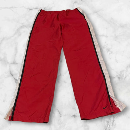 Entdecke unsere Vintage Track Pants von Nike und anderen Marken, erhältlich bei Valuxery.de - Dein Shop für trendige Vintage - Kleidung. Unsere Track Pants sind aus hochwertigen Materialien und