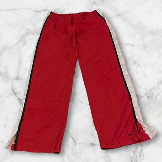 Entdecke unsere Vintage Track Pants von Nike und anderen Marken, erhältlich bei Valuxery.de - Dein Shop für trendige Vintage - Kleidung. Unsere Track Pants sind aus hochwertigen Materialien und