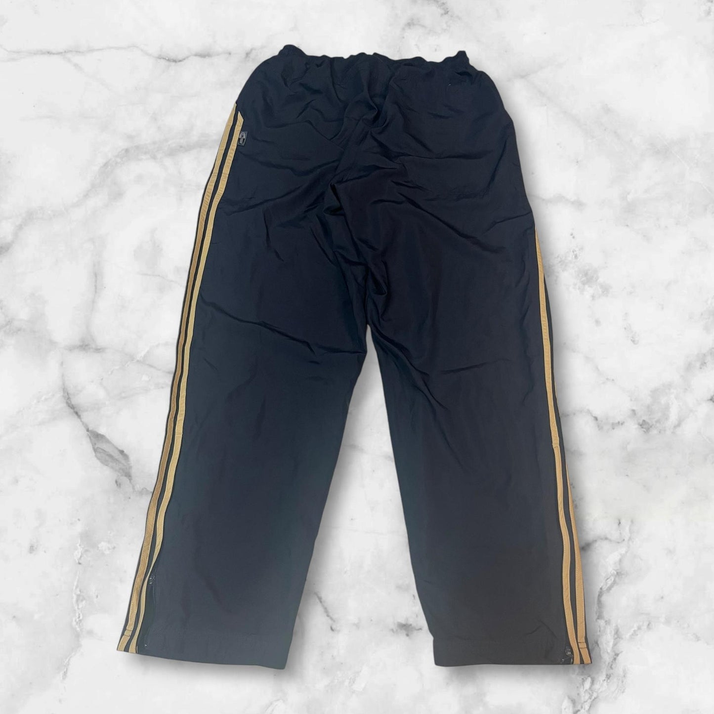Entdecke unsere Vintage Track Pants von Nike und anderen Marken, erhältlich bei Valuxery.de - Dein Shop für trendige Vintage - Kleidung. Unsere Track Pants sind aus hochwertigen Materialien und