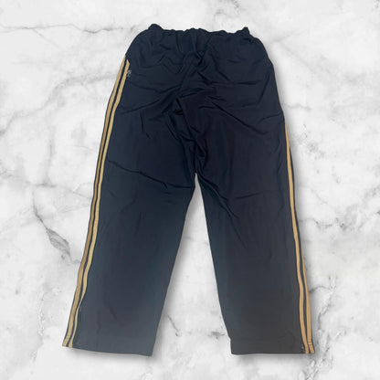 Entdecke unsere Vintage Track Pants von Nike und anderen Marken, erhältlich bei Valuxery.de - Dein Shop für trendige Vintage - Kleidung. Unsere Track Pants sind aus hochwertigen Materialien und