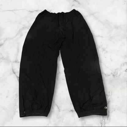 Entdecke unsere Vintage Track Pants von Nike und anderen Marken, erhältlich bei Valuxery.de - Dein Shop für trendige Vintage - Kleidung. Unsere Track Pants sind aus hochwertigen Materialien und