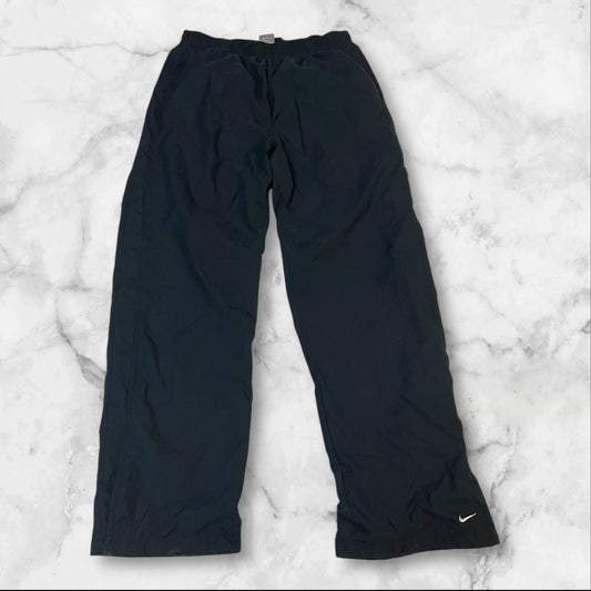 Entdecke unsere Vintage Track Pants von Nike und anderen Marken, erhältlich bei Valuxery.de - Dein Shop für trendige Vintage - Kleidung. Unsere Track Pants sind aus hochwertigen Materialien und