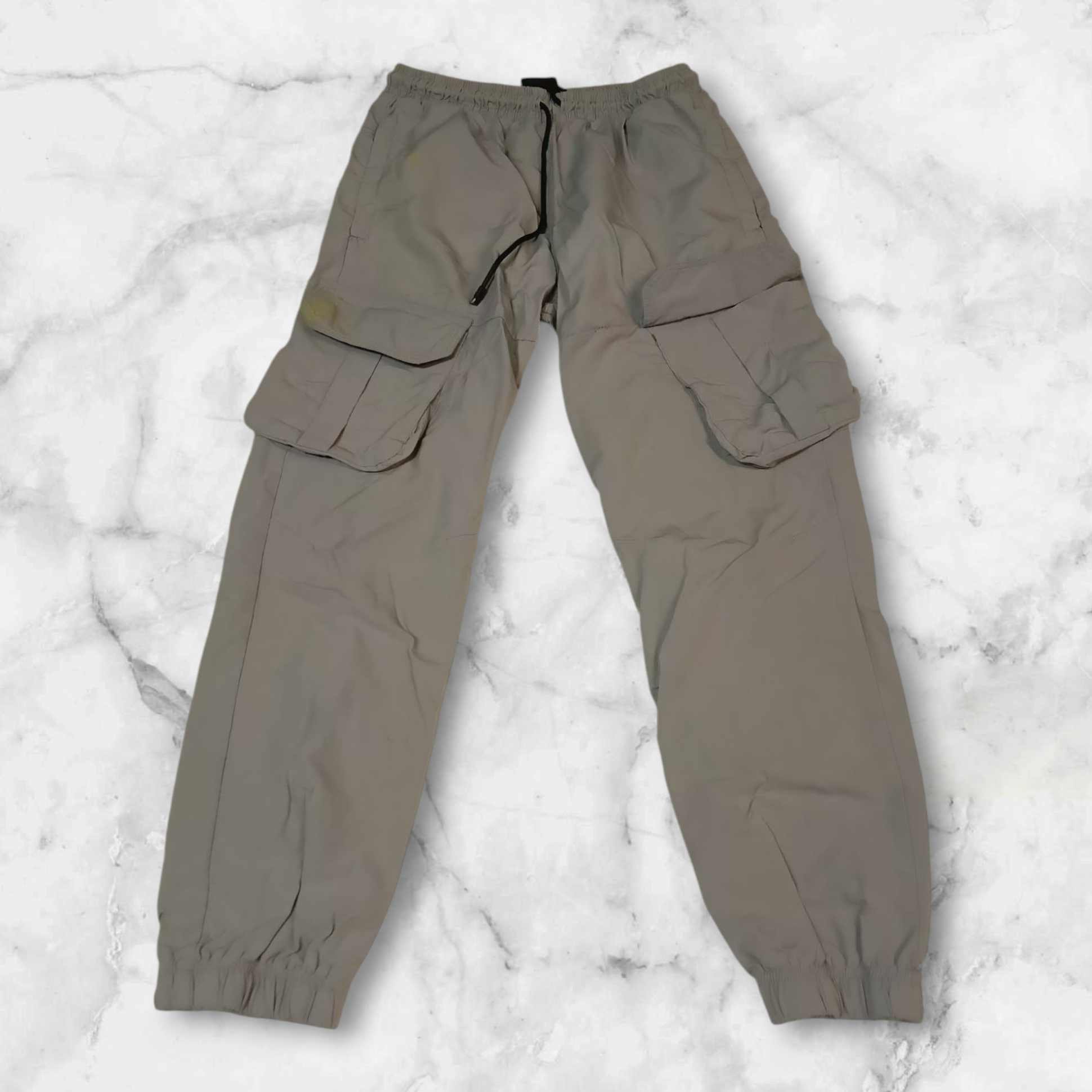 Entdecke unsere Vintage Track Pants von Nike und anderen Marken, erhältlich bei Valuxery.de - Dein Shop für trendige Vintage - Kleidung. Unsere Track Pants sind aus hochwertigen Materialien und