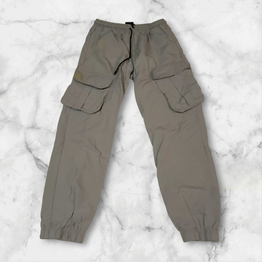 Entdecke unsere Vintage Track Pants von Nike und anderen Marken, erhältlich bei Valuxery.de - Dein Shop für trendige Vintage - Kleidung. Unsere Track Pants sind aus hochwertigen Materialien und