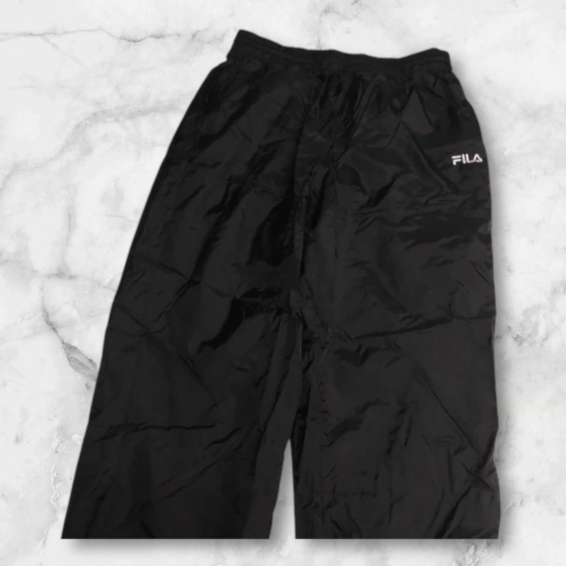 Entdecke unsere Vintage Track Pants von Nike und anderen Marken, erhältlich bei Valuxery.de - Dein Shop für trendige Vintage - Kleidung. Unsere Track Pants sind aus hochwertigen Materialien und