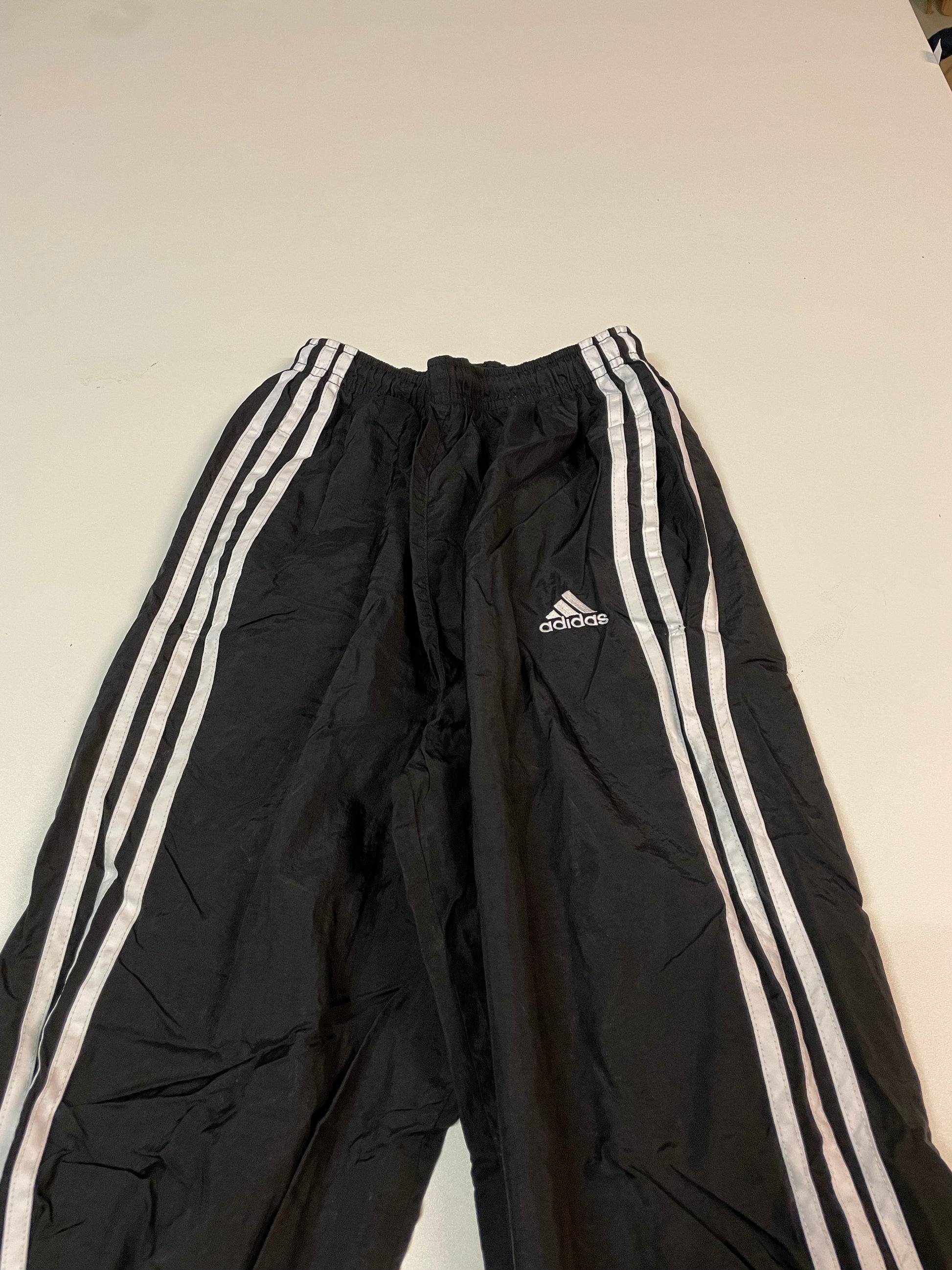 Entdecke unsere Vintage Track Pants von Nike und anderen Marken, erhältlich bei Valuxery.de - Dein Shop für trendige Vintage - Kleidung. Unsere Track Pants sind aus hochwertigen Materialien und