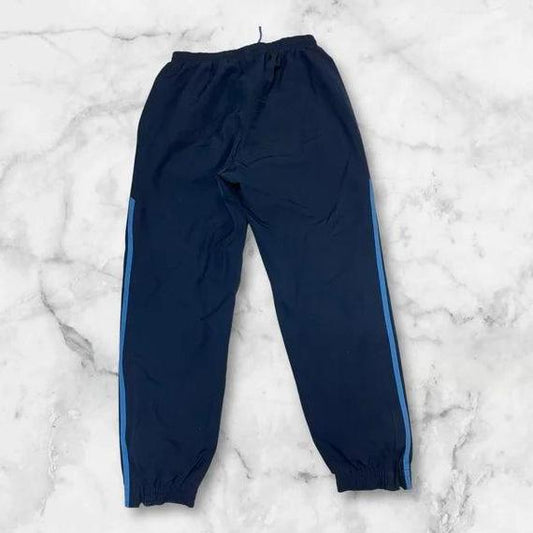 Entdecke unsere Vintage Track Pants von Nike und anderen Marken, erhältlich bei Valuxery.de - Dein Shop für trendige Vintage - Kleidung. Unsere Track Pants sind aus hochwertigen Materialien und