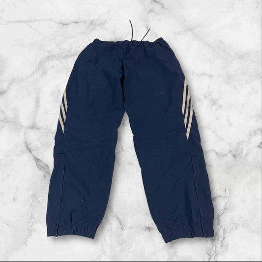 Entdecke unsere Vintage Track Pants von Nike und anderen Marken, erhältlich bei Valuxery.de - Dein Shop für trendige Vintage - Kleidung. Unsere Track Pants sind aus hochwertigen Materialien und