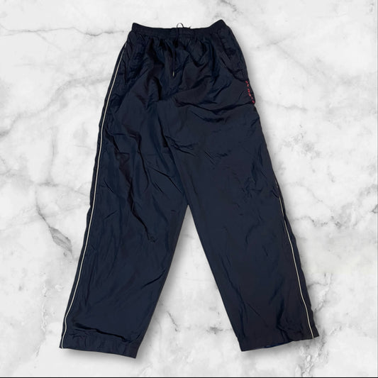 Entdecke unsere Vintage Track Pants von Nike und anderen Marken, erhältlich bei Valuxery.de - Dein Shop für trendige Vintage - Kleidung. Unsere Track Pants sind aus hochwertigen Materialien und