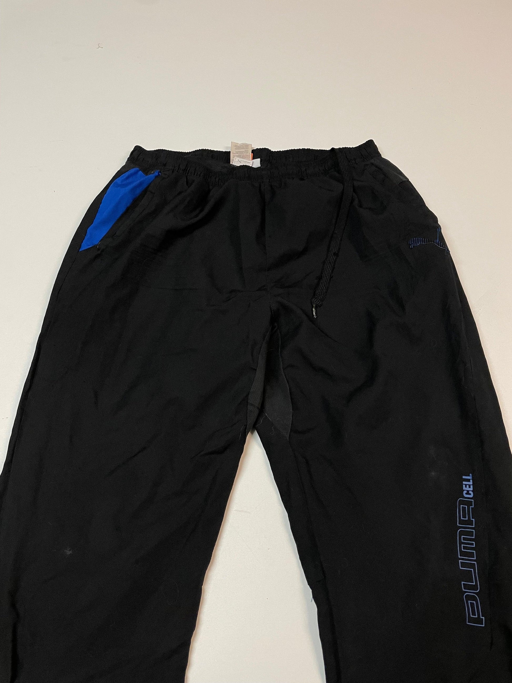 Entdecke unsere Vintage Track Pants von Nike und anderen Marken, erhältlich bei Valuxery.de - Dein Shop für trendige Vintage - Kleidung. Unsere Track Pants sind aus hochwertigen Materialien und
