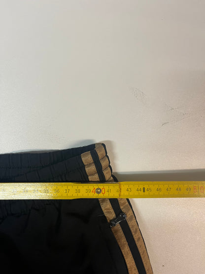 Entdecke unsere Vintage Track Pants von Nike und anderen Marken, erhältlich bei Valuxery.de - Dein Shop für trendige Vintage - Kleidung. Unsere Track Pants sind aus hochwertigen Materialien und